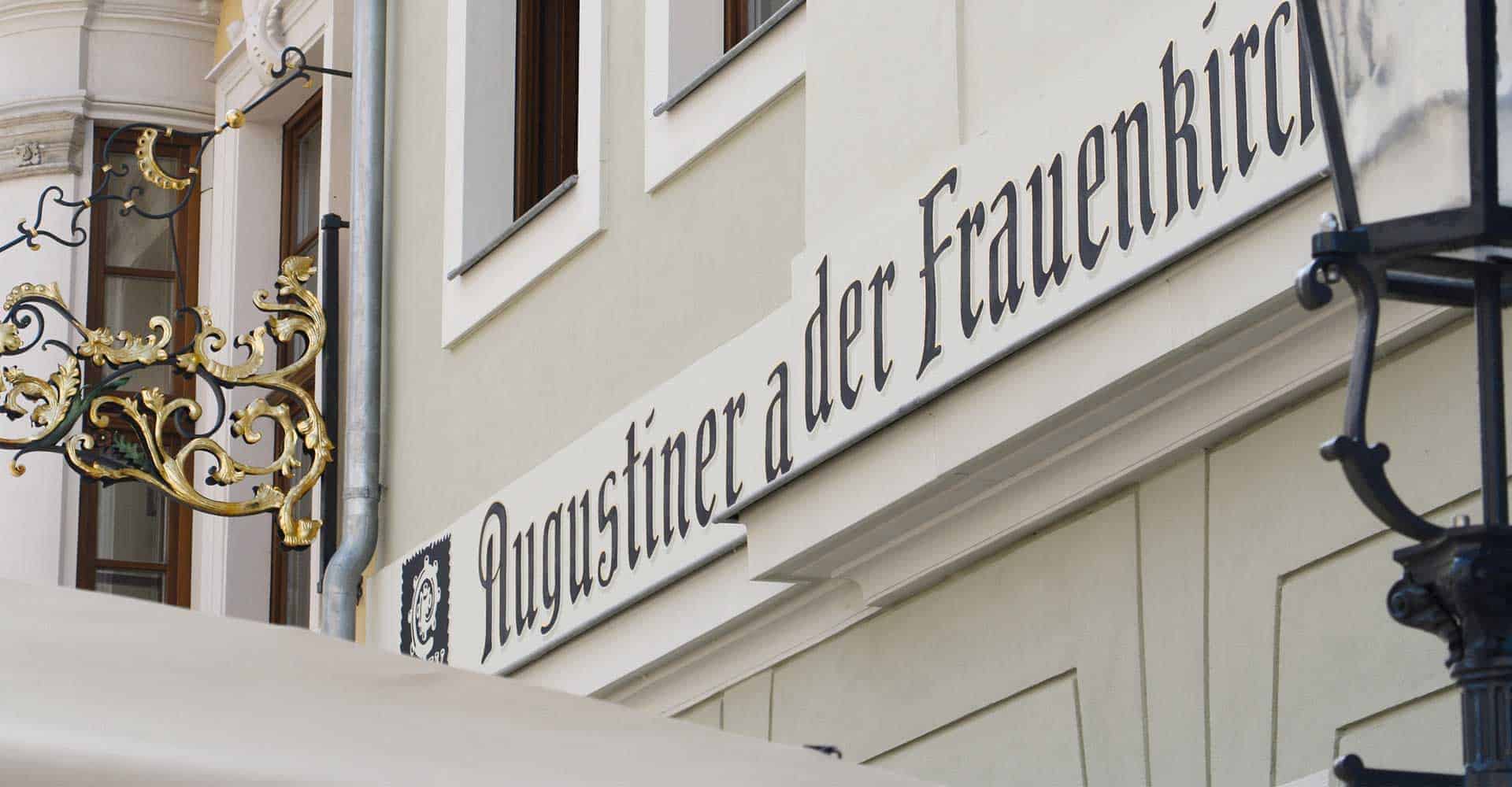 AUGUSTINER AN DER FRAUENKIRCHE | INNENAUSBAU RESTAURANT | Umsetzung der Innenraumgestaltung nach den strengen Richtlinien der Augustiner Brauerei in Kombination mit der sächsischen Kultur.