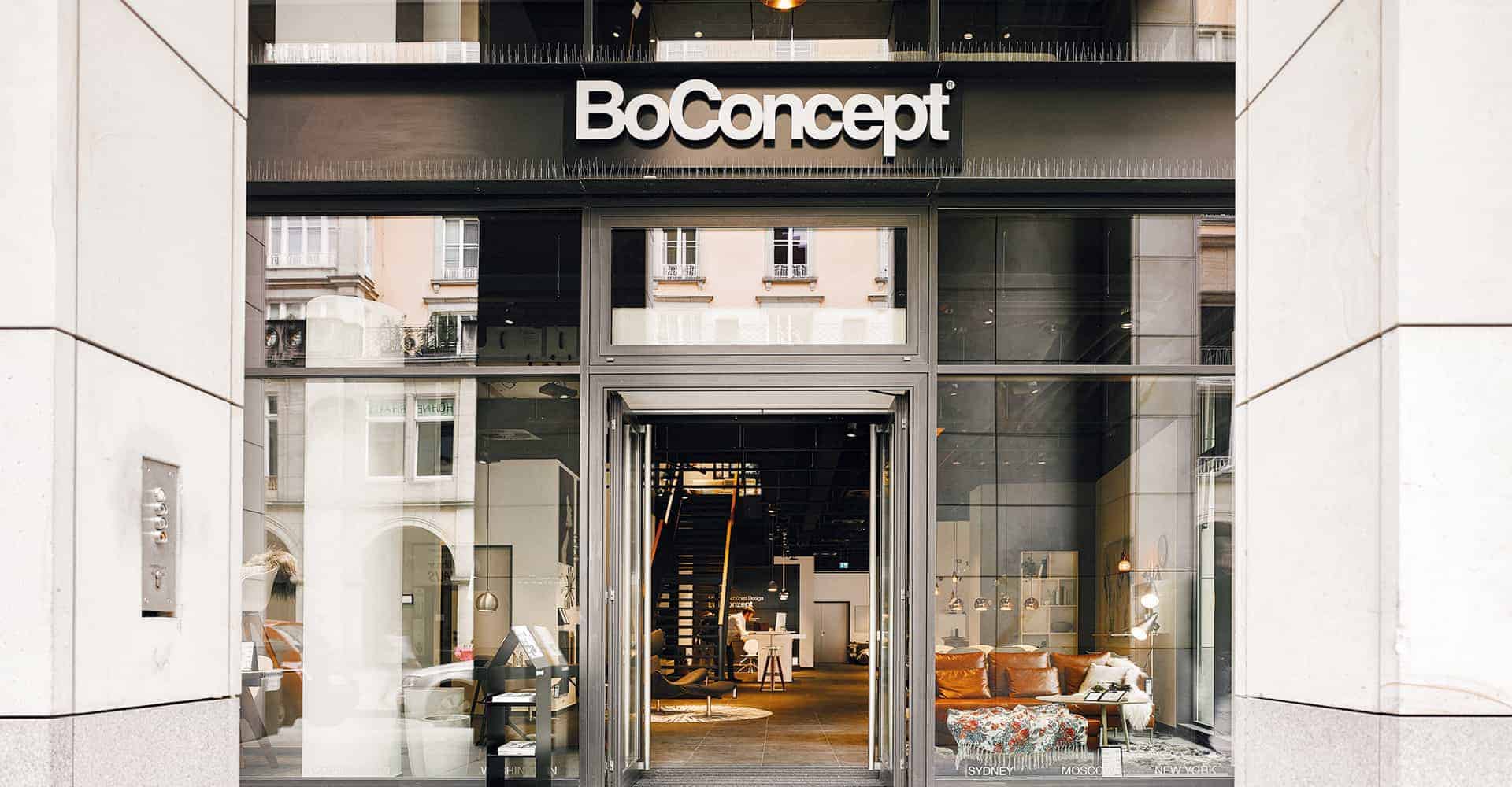 BOCONCEPT STORE DRESDEN | MODERNER INNENAUSBAU FÜR DESIGNERMÖBEL | Innenausbau auf über 2 Etagen in bester Lage am Dresdner Altmarkt nach Vorlage des Corporate Design von BoConcept. Wir hatten nur 10 Wochen Zeit um insgesamt 725 m² Ladengschäft in der Dresdner Innenstadt umzubauen. Die bestehende Gewerbefläche wurde dabei, samt Rolltreppe, zurück gebaut um einen besonderen Rahmen für dänische Designermöbel zu schaffen. Die eigentlich unsichtbare Infrastruktur von Elektro, Lüftung, Sanitär und Klima wurde nun sichtbar in der Decke inszeniert. Eine freitragende Stahltreppe wurde neu integriert.