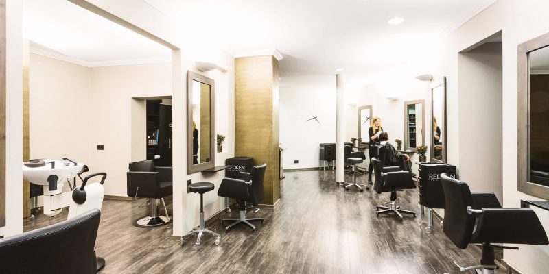 FRISEUR HAARMONIE DRESDEN | LADENBAU FRISEURGESCHÄFT DRESDEN | Ladenbau eines Friseur-Geschäftes in der Rähnitzgasse Dresden. Der Inhaber Torsten Lehmann gab uns freie Hand, ein Gestaltungskozept zu entwickeln. So wurde innerhalb von 4 Wochen das Ladengeschäft auf der Rähnitzgasse in Dresden komplett entkernt und wieder neu aufgebaut. Ein optisches Highlight ist die Platinierung von 2 Wandflächen mit flüssigen Metall. Nach Trocknung wird die Oberfläche zum glänzen gebracht. Der Bodenbelag ist hoch strapazierfähig. Die Verkaufsregale sind mit hochleistungs-RGB-LED-Leuchten ausgestattet um verschiedene Farbkonzepte zu inszenieren.