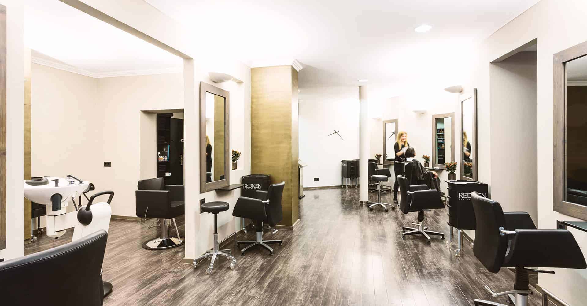 FRISEUR HAARMONIE DRESDEN | LADENBAU FRISEURGESCHÄFT DRESDEN | Ladenbau eines Friseur-Geschäftes in der Rähnitzgasse Dresden. Der Inhaber Torsten Lehmann gab uns freie Hand, ein Gestaltungskozept zu entwickeln. So wurde innerhalb von 4 Wochen das Ladengeschäft auf der Rähnitzgasse in Dresden komplett entkernt und wieder neu aufgebaut. Ein optisches Highlight ist die Platinierung von 2 Wandflächen mit flüssigen Metall. Nach Trocknung wird die Oberfläche zum glänzen gebracht. Der Bodenbelag ist hoch strapazierfähig. Die Verkaufsregale sind mit hochleistungs-RGB-LED-Leuchten ausgestattet um verschiedene Farbkonzepte zu inszenieren.