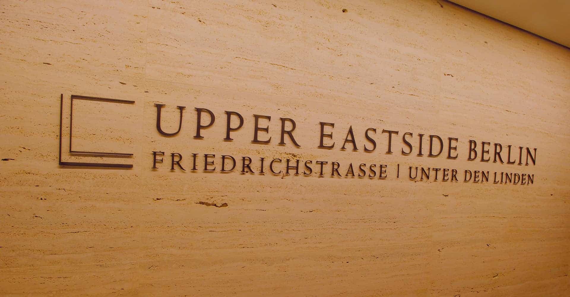 UPPER EASTSIDE BERLIN | INNENARCHITEKTUR SHOWROOM | Konzeption des Präsentationsbereiches in Berlin Zu unseren Aufgaben gehörte die Entwicklung des Raumdesigns, die Bodenverlegung mit Designerbelag, die Wandverkleidung mit Natursetin sowie die Büroausstattung. Außerdem wurden wir mit der Auswahl und Lieferung der Beleuchtung betraut.