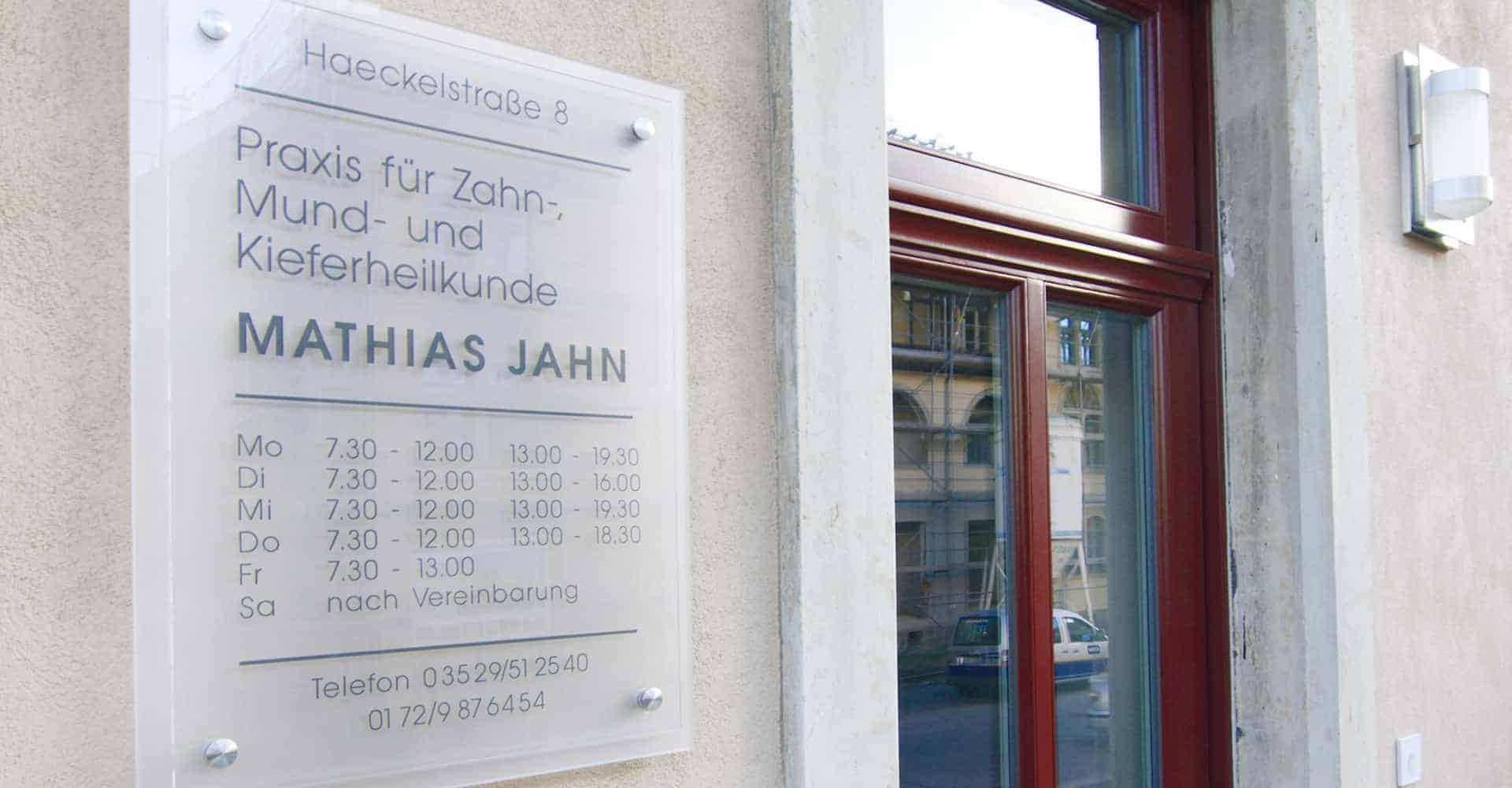 ZAHNARZTPRAXIS DR. JAHN HEIDENAU | Die komplette Immobilie in Heidenau musste nach dem Erwerb vollständig renoviert werden. Die Planung des Eigentümers sah vor, seine Zahnarztpraxis im Erdgeschoss zu platzieren und die oberen Stockwerke als Wohnungen auszubauen.