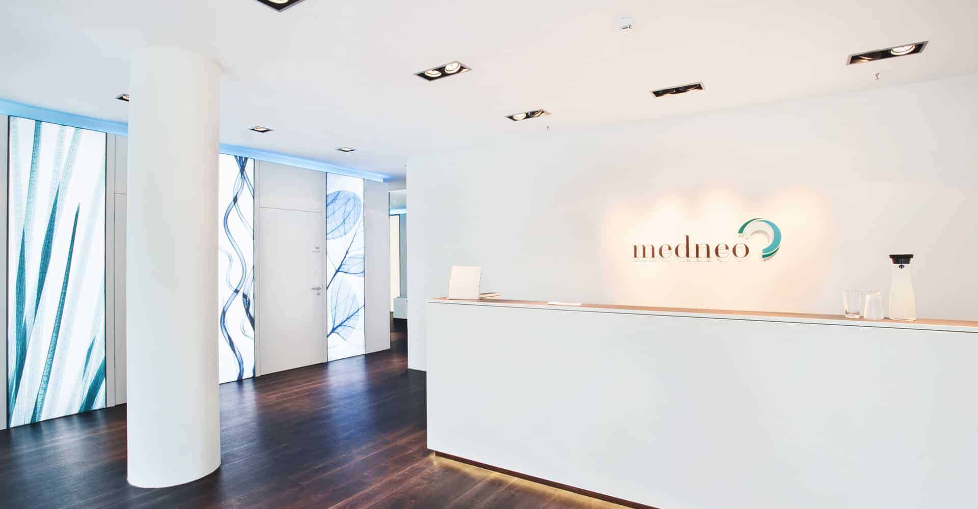 MEDNEO BERLIN | Mitten in Berlin etabliert diese Praxis ein komplett neues Konzept: Radiologen können im Rahmen eines Pay-per-Use Modells neueste MRT-Technik für kurze Zeiträume anmieten und somit eine extrem schnelle Terminvergabe ermöglichen. Für hohen Patientenkomfort sind nicht nur Lage und Ausstattung entscheidend: Während intelligent angeordnete Umkleideräume eine kontinuierliche Patientenbetreuung garantieren, kann das Personal mittels flexibel nutzbarer Arztzimmer und praktischer Details, wie mobilen Aktenschränken, zielgerichtet agieren.