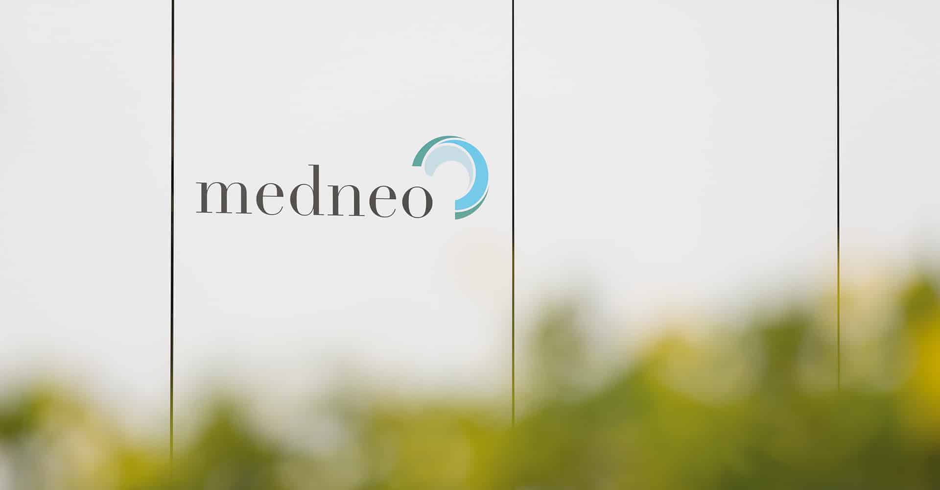 MEDNEO MODULAR RADIOLOGIE | Mit dem modularen Radiologiekonzept wird eine kosteneffiziente und flexible radiologische Gesamtlösung für den weltweiten Einsatz entwickelt. Voll ausgestattete Diagnostikzentren werden als vorgefertigte Raummodule in Deutschland von uns in standardisierte Schiffscontainer montiert. Dann werden sie in die jeweiligen Zielländer transportiert, binnen weniger Tage aufgestellt und dort direkt in Betrieb genommen. Entwicklungs-, Transport und Errichtungskosten werden auf diese Weise signifikant gesenkt. Das flexible Raumsystem erlaubt eine beliebige Erweiterung der baulichen und gerätetechnischen Ausstattung der entstehenden Radiologieeinheit. Eine hochmoderne IT-Struktur wird als Software-as-a-Service-Lösung (SaaS) zur Verfügung gestellt. Die akquirierten Bilder können zur Befundung teleradiologisch direkt nach Deutschland übertragen und dort im Teleradiologienetzwerk durch Experten ausgewertet werden.