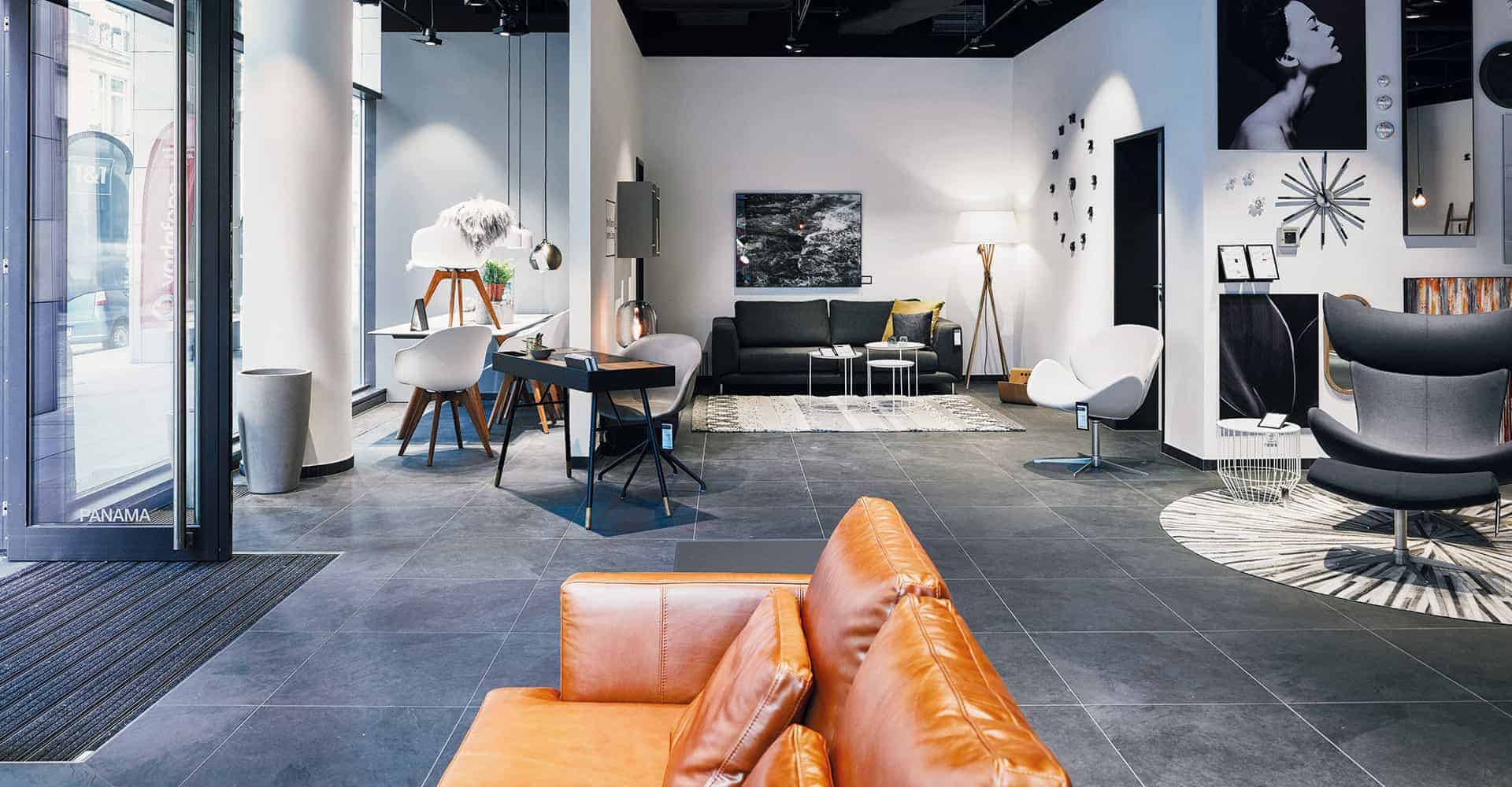 BOCONCEPT STORE DRESDEN | MODERNER INNENAUSBAU FÜR DESIGNERMÖBEL | Innenausbau auf über 2 Etagen in bester Lage am Dresdner Altmarkt nach Vorlage des Corporate Design von BoConcept. Wir hatten nur 10 Wochen Zeit um insgesamt 725 m² Ladengschäft in der Dresdner Innenstadt umzubauen. Die bestehende Gewerbefläche wurde dabei, samt Rolltreppe, zurück gebaut um einen besonderen Rahmen für dänische Designermöbel zu schaffen. Die eigentlich unsichtbare Infrastruktur von Elektro, Lüftung, Sanitär und Klima wurde nun sichtbar in der Decke inszeniert. Eine freitragende Stahltreppe wurde neu integriert.