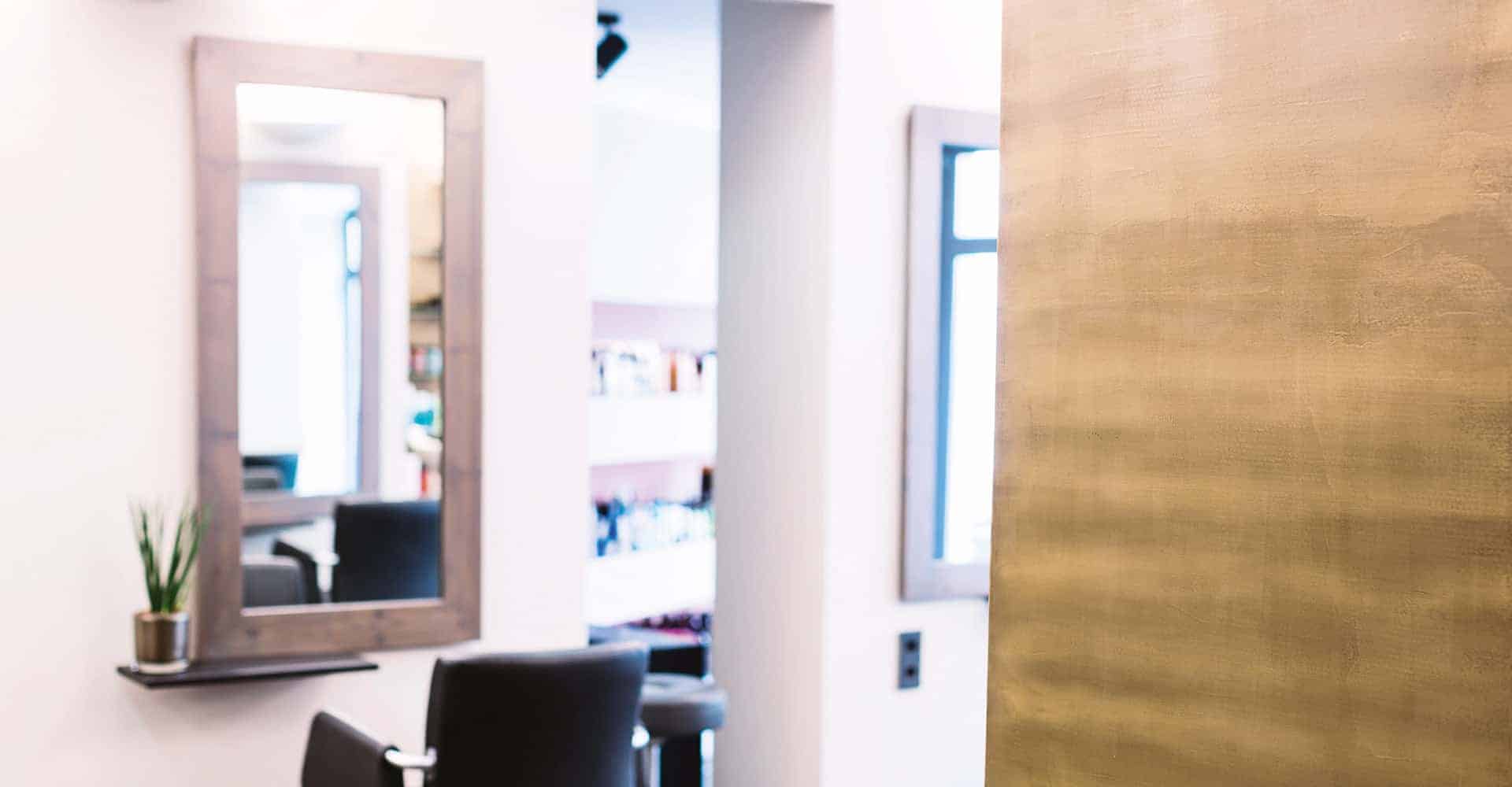 FRISEUR HAARMONIE DRESDEN | LADENBAU FRISEURGESCHÄFT DRESDEN | Ladenbau eines Friseur-Geschäftes in der Rähnitzgasse Dresden. Der Inhaber Torsten Lehmann gab uns freie Hand, ein Gestaltungskozept zu entwickeln. So wurde innerhalb von 4 Wochen das Ladengeschäft auf der Rähnitzgasse in Dresden komplett entkernt und wieder neu aufgebaut. Ein optisches Highlight ist die Platinierung von 2 Wandflächen mit flüssigen Metall. Nach Trocknung wird die Oberfläche zum glänzen gebracht. Der Bodenbelag ist hoch strapazierfähig. Die Verkaufsregale sind mit hochleistungs-RGB-LED-Leuchten ausgestattet um verschiedene Farbkonzepte zu inszenieren.