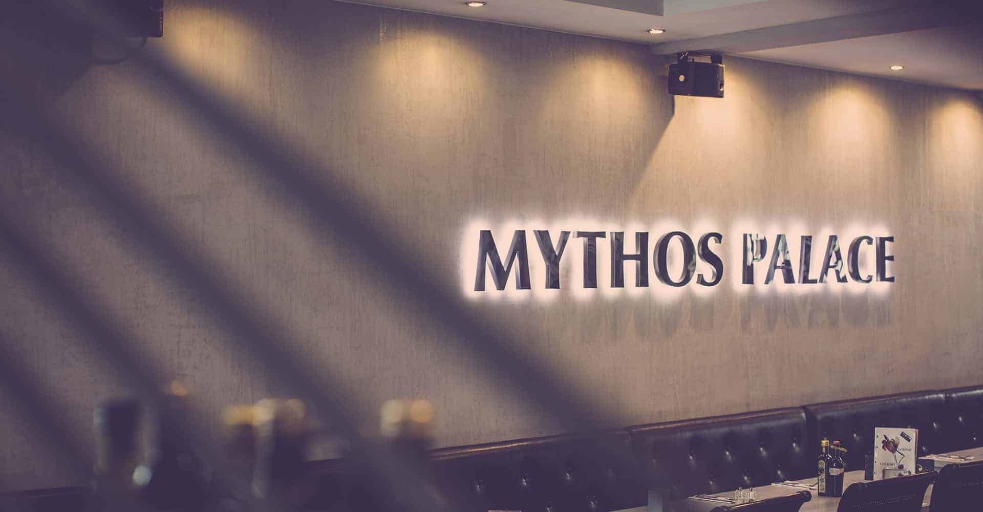 MYTHOS PALACE DRESDEN | RENOVIERUNG RESTAURANT | Der Gastraum sollte nach kreativen Gesichtspunkten modernisiert werden. Die Wände wurden mit Betonspachteltechnik beschichtet. Repräsentative Flächen bekamen eine Holzwandvertäfelung mit gebürsteten Altholz, teilweise wurden beleuchtete Flaschenablagen eingearbeitet. Der Name des Restaurants wurde als selbstleuchtender Schriftzug in den Raum integriert.