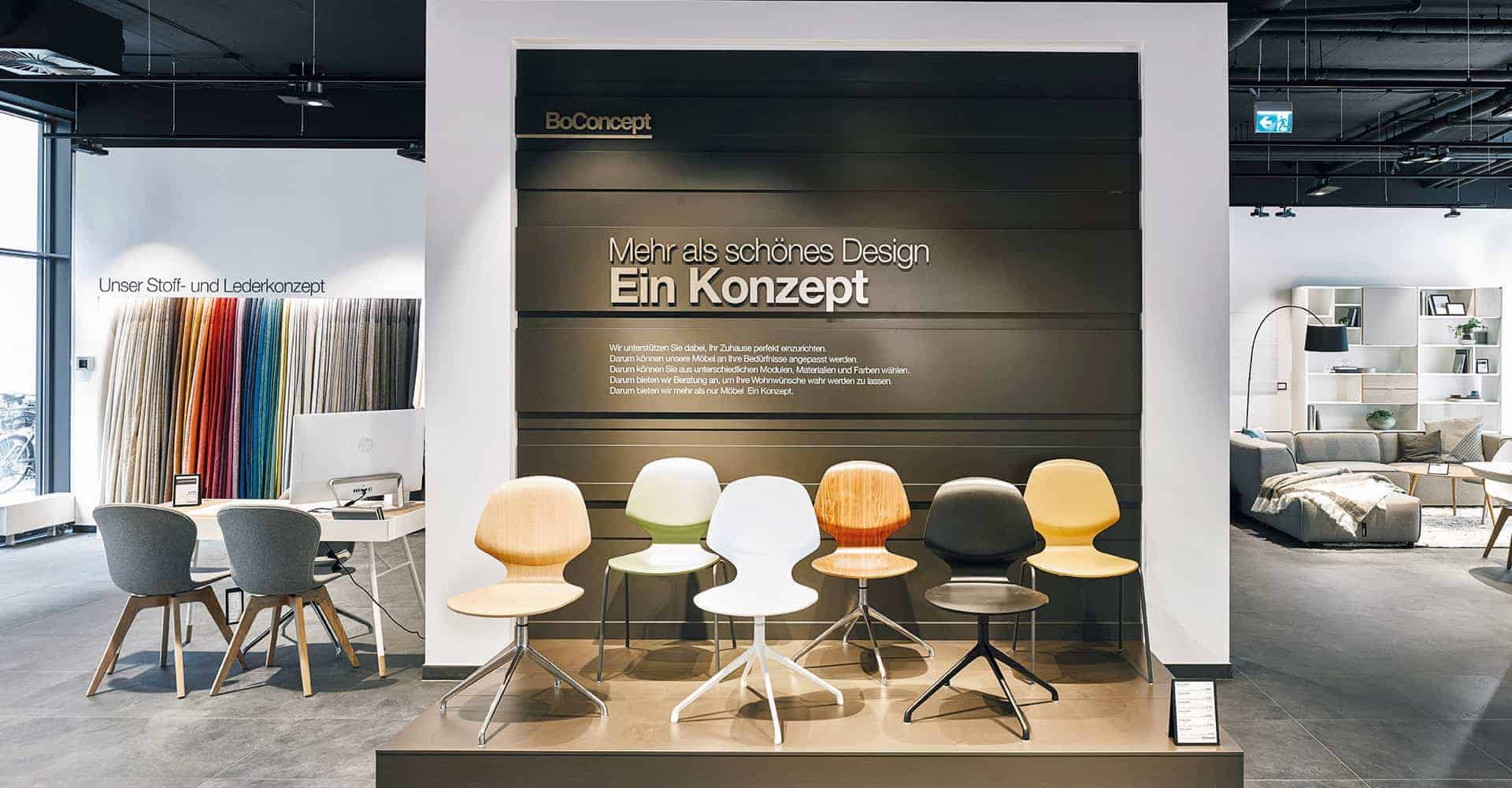 BOCONCEPT STORE DRESDEN | MODERNER INNENAUSBAU FÜR DESIGNERMÖBEL | Innenausbau auf über 2 Etagen in bester Lage am Dresdner Altmarkt nach Vorlage des Corporate Design von BoConcept. Wir hatten nur 10 Wochen Zeit um insgesamt 725 m² Ladengschäft in der Dresdner Innenstadt umzubauen. Die bestehende Gewerbefläche wurde dabei, samt Rolltreppe, zurück gebaut um einen besonderen Rahmen für dänische Designermöbel zu schaffen. Die eigentlich unsichtbare Infrastruktur von Elektro, Lüftung, Sanitär und Klima wurde nun sichtbar in der Decke inszeniert. Eine freitragende Stahltreppe wurde neu integriert.