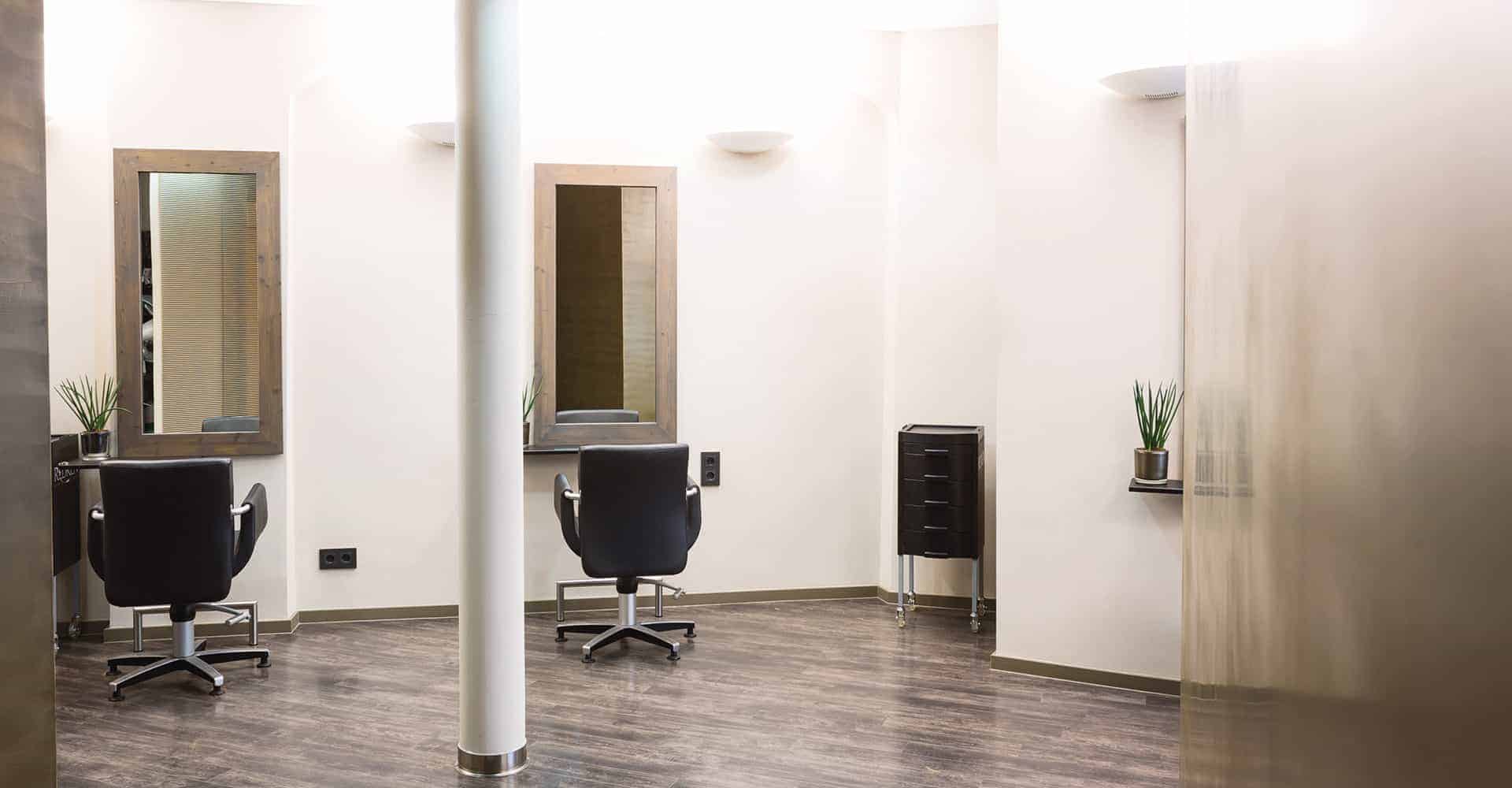 FRISEUR HAARMONIE DRESDEN | LADENBAU FRISEURGESCHÄFT DRESDEN | Ladenbau eines Friseur-Geschäftes in der Rähnitzgasse Dresden. Der Inhaber Torsten Lehmann gab uns freie Hand, ein Gestaltungskozept zu entwickeln. So wurde innerhalb von 4 Wochen das Ladengeschäft auf der Rähnitzgasse in Dresden komplett entkernt und wieder neu aufgebaut. Ein optisches Highlight ist die Platinierung von 2 Wandflächen mit flüssigen Metall. Nach Trocknung wird die Oberfläche zum glänzen gebracht. Der Bodenbelag ist hoch strapazierfähig. Die Verkaufsregale sind mit hochleistungs-RGB-LED-Leuchten ausgestattet um verschiedene Farbkonzepte zu inszenieren.