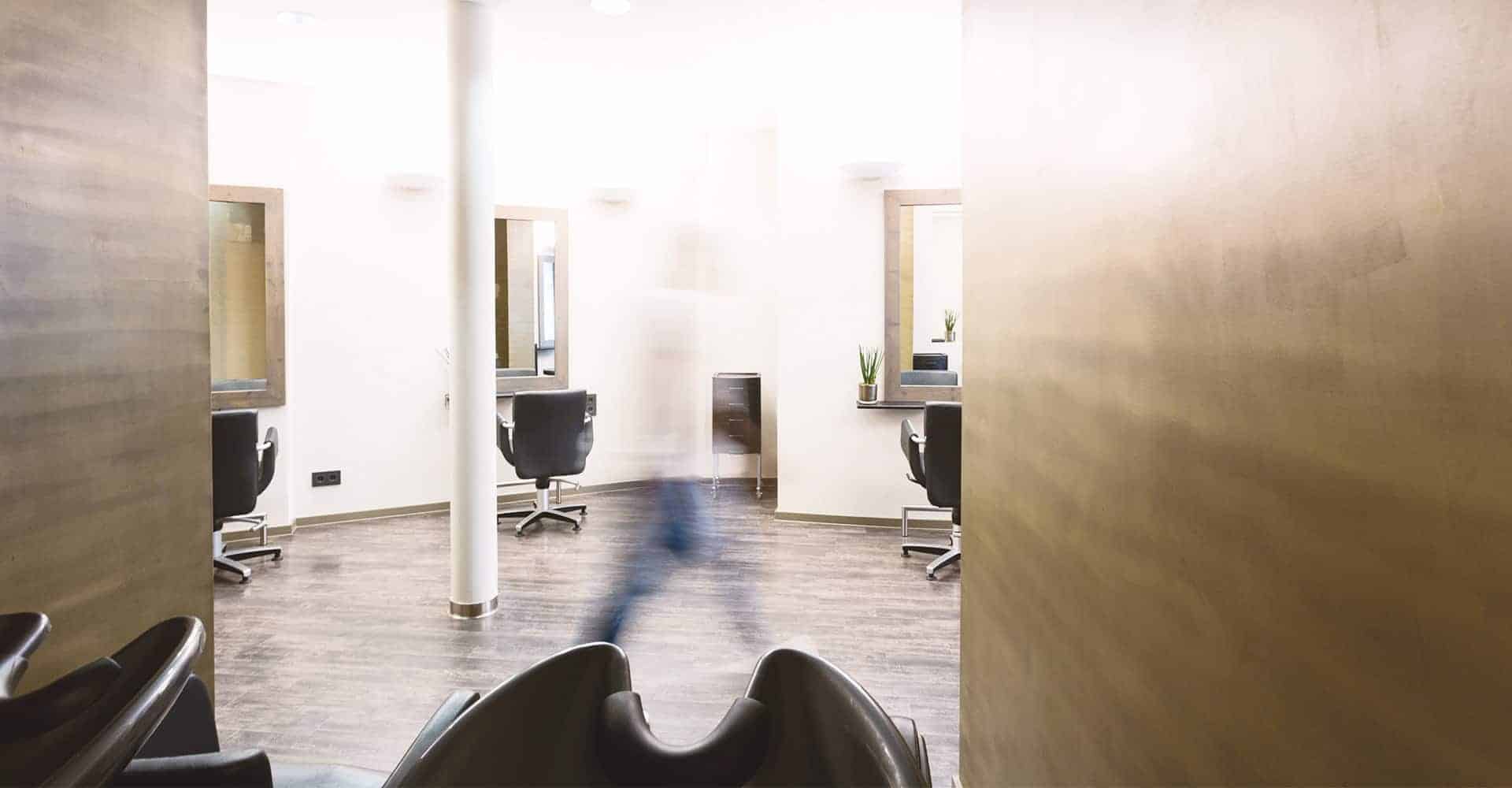 FRISEUR HAARMONIE DRESDEN | LADENBAU FRISEURGESCHÄFT DRESDEN | Ladenbau eines Friseur-Geschäftes in der Rähnitzgasse Dresden. Der Inhaber Torsten Lehmann gab uns freie Hand, ein Gestaltungskozept zu entwickeln. So wurde innerhalb von 4 Wochen das Ladengeschäft auf der Rähnitzgasse in Dresden komplett entkernt und wieder neu aufgebaut. Ein optisches Highlight ist die Platinierung von 2 Wandflächen mit flüssigen Metall. Nach Trocknung wird die Oberfläche zum glänzen gebracht. Der Bodenbelag ist hoch strapazierfähig. Die Verkaufsregale sind mit hochleistungs-RGB-LED-Leuchten ausgestattet um verschiedene Farbkonzepte zu inszenieren.