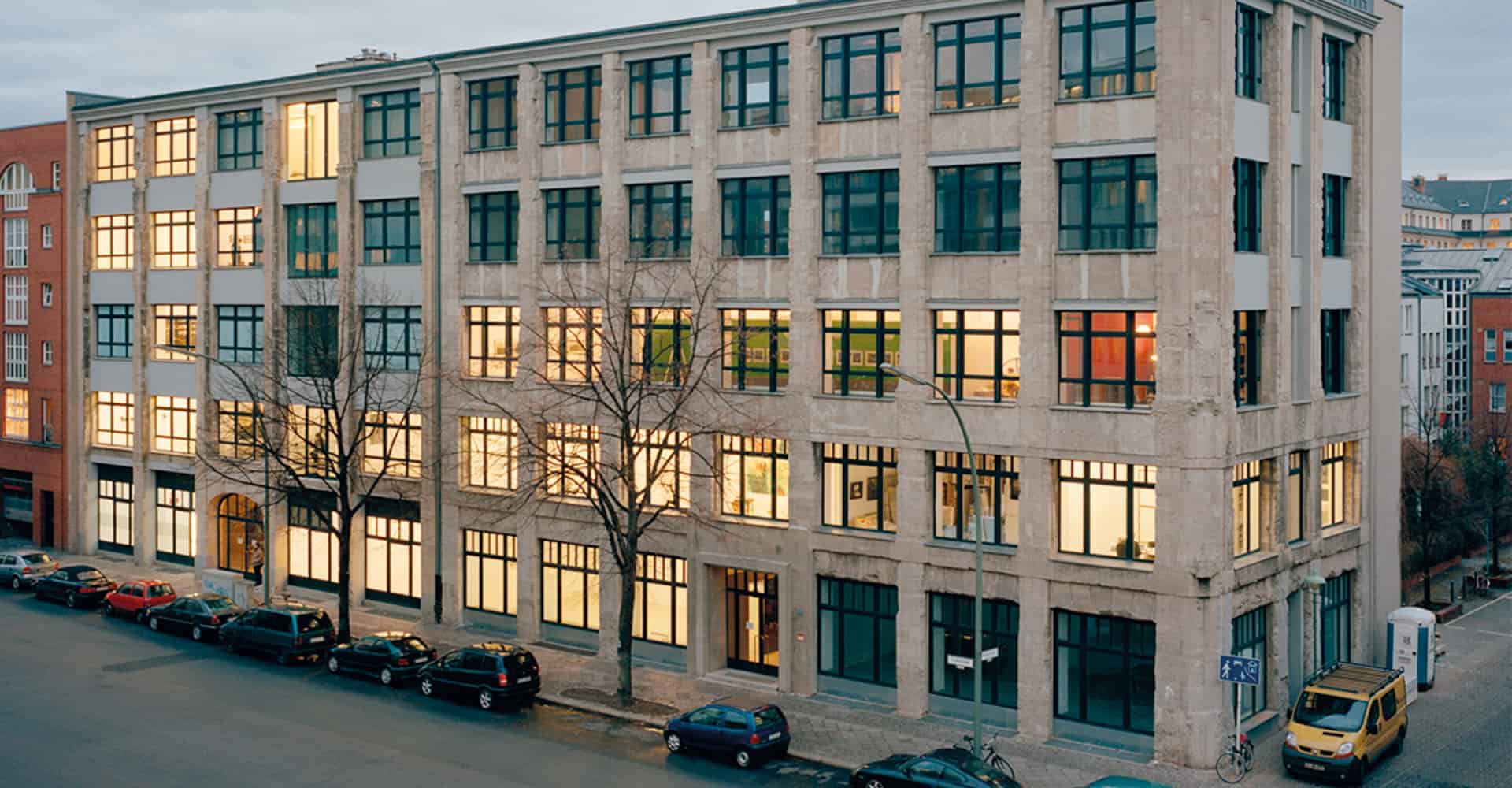 LINDENHAUS BERLIN | INNENAUSBAU GALERIERÄUME | Hochwertiger Innenausbau im Auftrag der Architekten Pierre Jorge Gonzales und Judith Haase. Das Galeriehaus 34/35 kann auf eine aufregende Geschichte zurückblicken: Aus dem ehemaligen Kaufhaus Merkur wurde in den 90er Jahren die Hauptfiliale der Lufthansa und später ein Quartier für Asylbewerber. Mit dem Erwerb des Galeristen Claes Nordenhake erhielt das 1912 erbaute Gebäude eine neue Funktion: Die Lagerhallen des Lindenhaus Art Building wurden in moderne Galerieräume verwandelt.