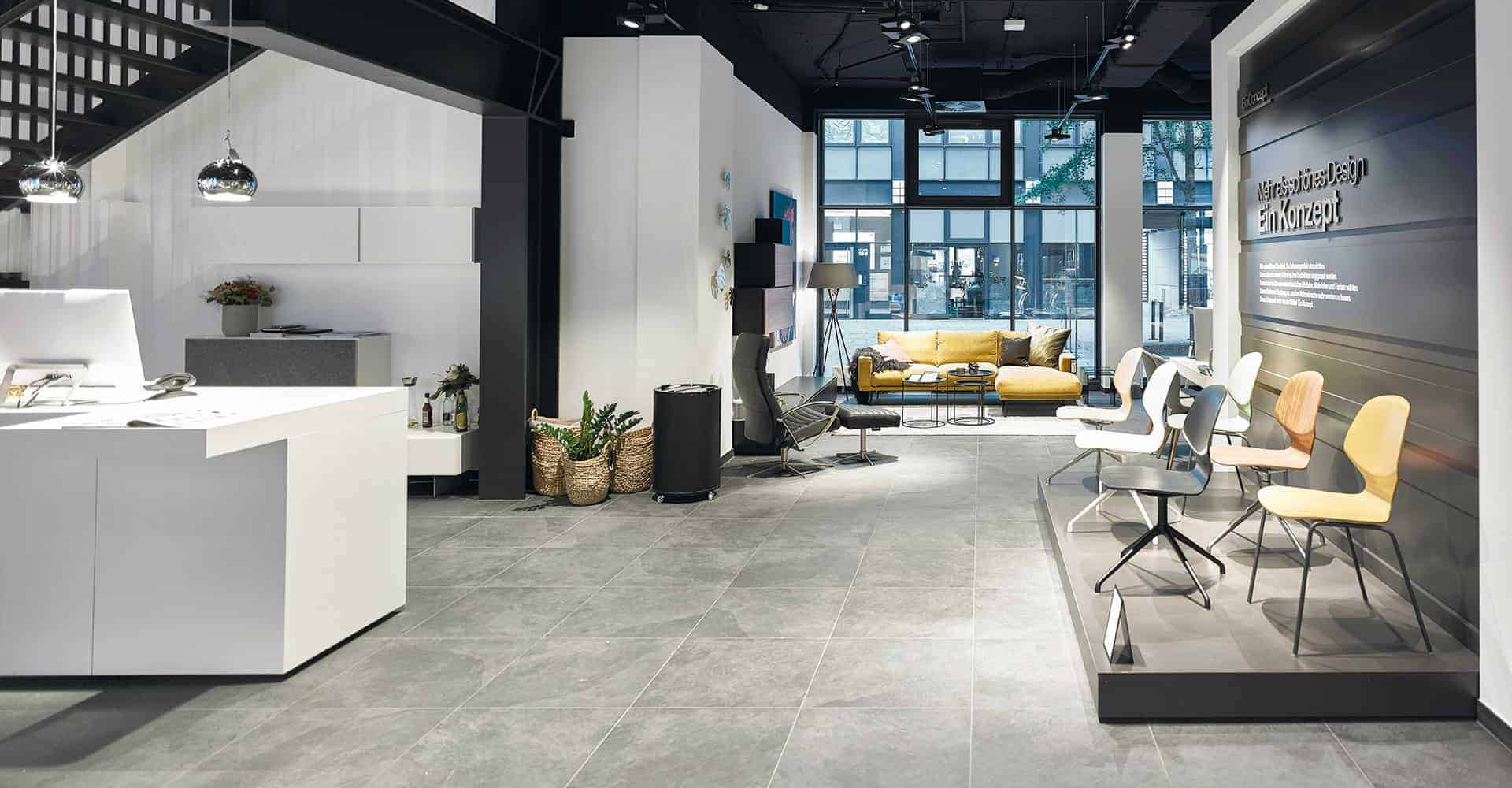 BOCONCEPT STORE DRESDEN | MODERNER INNENAUSBAU FÜR DESIGNERMÖBEL | Innenausbau auf über 2 Etagen in bester Lage am Dresdner Altmarkt nach Vorlage des Corporate Design von BoConcept. Wir hatten nur 10 Wochen Zeit um insgesamt 725 m² Ladengschäft in der Dresdner Innenstadt umzubauen. Die bestehende Gewerbefläche wurde dabei, samt Rolltreppe, zurück gebaut um einen besonderen Rahmen für dänische Designermöbel zu schaffen. Die eigentlich unsichtbare Infrastruktur von Elektro, Lüftung, Sanitär und Klima wurde nun sichtbar in der Decke inszeniert. Eine freitragende Stahltreppe wurde neu integriert.