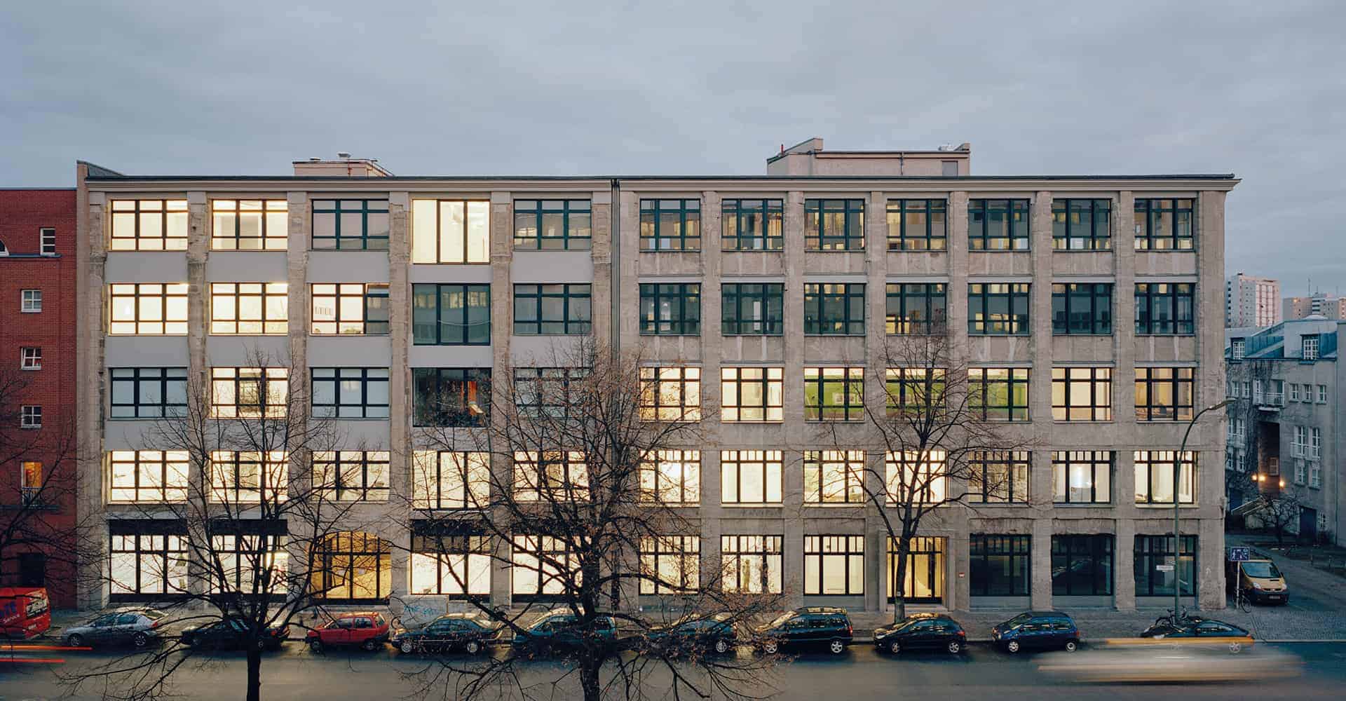 LINDENHAUS BERLIN | INNENAUSBAU GALERIERÄUME | Hochwertiger Innenausbau im Auftrag der Architekten Pierre Jorge Gonzales und Judith Haase. Das Galeriehaus 34/35 kann auf eine aufregende Geschichte zurückblicken: Aus dem ehemaligen Kaufhaus Merkur wurde in den 90er Jahren die Hauptfiliale der Lufthansa und später ein Quartier für Asylbewerber. Mit dem Erwerb des Galeristen Claes Nordenhake erhielt das 1912 erbaute Gebäude eine neue Funktion: Die Lagerhallen des Lindenhaus Art Building wurden in moderne Galerieräume verwandelt.