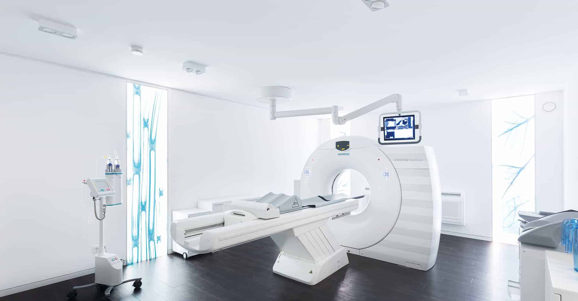 MEDNEO MODULAR RADIOLOGIE | Mit dem modularen Radiologiekonzept wird eine kosteneffiziente und flexible radiologische Gesamtlösung für den weltweiten Einsatz entwickelt. Voll ausgestattete Diagnostikzentren werden als vorgefertigte Raummodule in Deutschland von uns in standardisierte Schiffscontainer montiert. Dann werden sie in die jeweiligen Zielländer transportiert, binnen weniger Tage aufgestellt und dort direkt in Betrieb genommen. Entwicklungs-, Transport und Errichtungskosten werden auf diese Weise signifikant gesenkt. Das flexible Raumsystem erlaubt eine beliebige Erweiterung der baulichen und gerätetechnischen Ausstattung der entstehenden Radiologieeinheit. Eine hochmoderne IT-Struktur wird als Software-as-a-Service-Lösung (SaaS) zur Verfügung gestellt. Die akquirierten Bilder können zur Befundung teleradiologisch direkt nach Deutschland übertragen und dort im Teleradiologienetzwerk durch Experten ausgewertet werden.