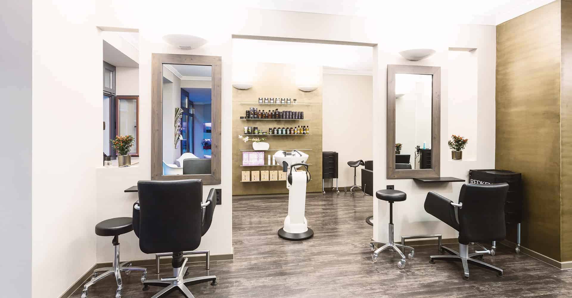 FRISEUR HAARMONIE DRESDEN | LADENBAU FRISEURGESCHÄFT DRESDEN | Ladenbau eines Friseur-Geschäftes in der Rähnitzgasse Dresden. Der Inhaber Torsten Lehmann gab uns freie Hand, ein Gestaltungskozept zu entwickeln. So wurde innerhalb von 4 Wochen das Ladengeschäft auf der Rähnitzgasse in Dresden komplett entkernt und wieder neu aufgebaut. Ein optisches Highlight ist die Platinierung von 2 Wandflächen mit flüssigen Metall. Nach Trocknung wird die Oberfläche zum glänzen gebracht. Der Bodenbelag ist hoch strapazierfähig. Die Verkaufsregale sind mit hochleistungs-RGB-LED-Leuchten ausgestattet um verschiedene Farbkonzepte zu inszenieren.