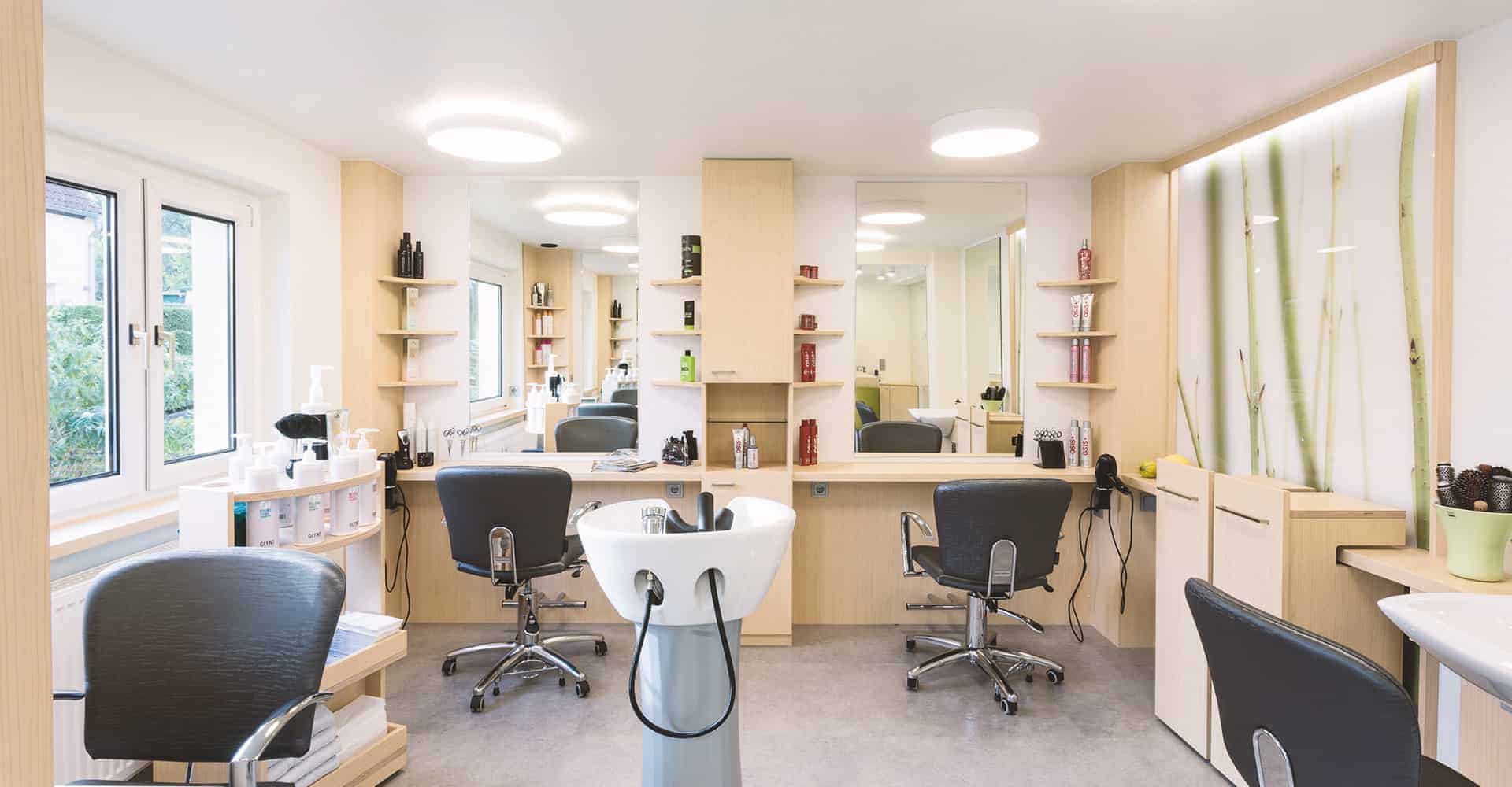 FRISEURSALON INES FREITAL | RELAUNCH FRISEURGESCHÄFT | Relaunch eines Friseur-Geschäftes in Freital. Unsere Herausforderung lag dabei, auf nur 30m² einen optimalen Workflow eines Friseures zu erarbeiten. Dabei spielten die Einbaumöbel der Tischlerei Ihmann eine wesentliche Rolle.