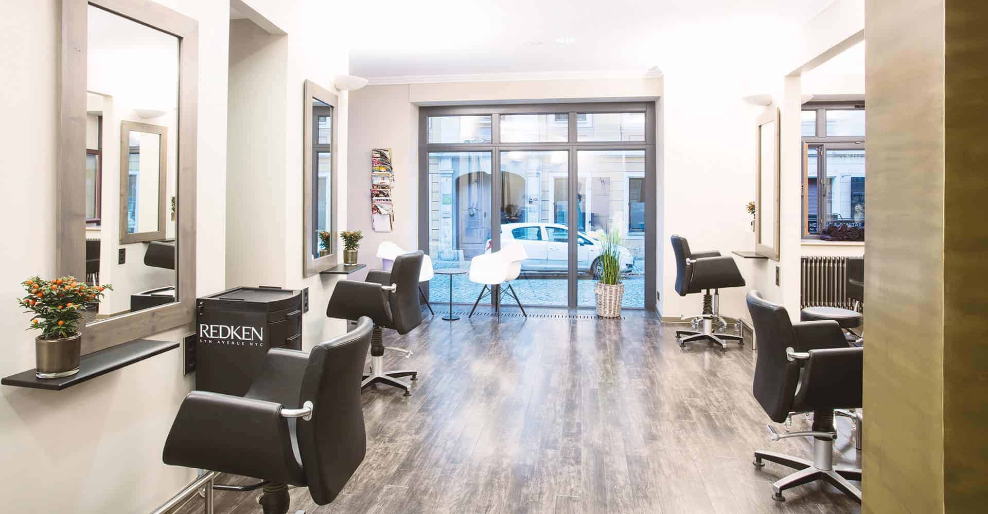 FRISEUR HAARMONIE DRESDEN | LADENBAU FRISEURGESCHÄFT DRESDEN | Ladenbau eines Friseur-Geschäftes in der Rähnitzgasse Dresden. Der Inhaber Torsten Lehmann gab uns freie Hand, ein Gestaltungskozept zu entwickeln. So wurde innerhalb von 4 Wochen das Ladengeschäft auf der Rähnitzgasse in Dresden komplett entkernt und wieder neu aufgebaut. Ein optisches Highlight ist die Platinierung von 2 Wandflächen mit flüssigen Metall. Nach Trocknung wird die Oberfläche zum glänzen gebracht. Der Bodenbelag ist hoch strapazierfähig. Die Verkaufsregale sind mit hochleistungs-RGB-LED-Leuchten ausgestattet um verschiedene Farbkonzepte zu inszenieren.