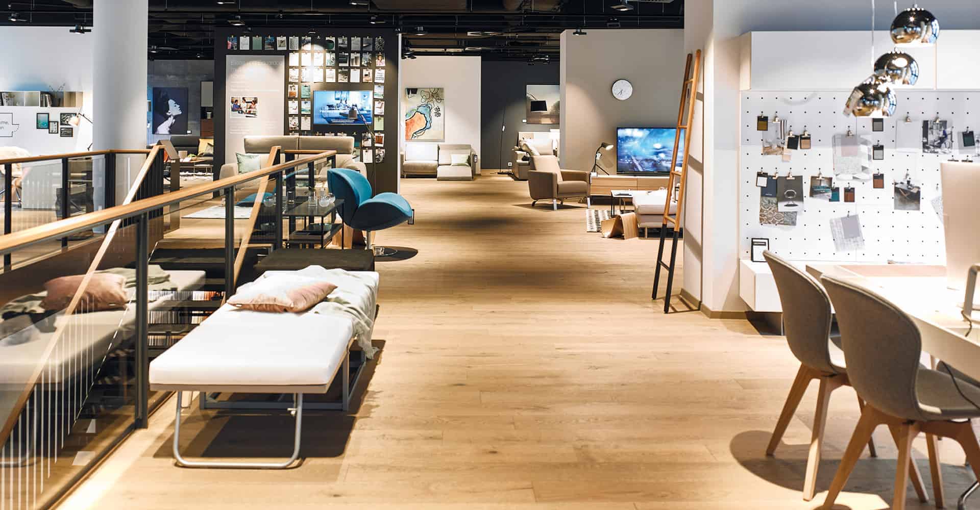 BOCONCEPT STORE DRESDEN | MODERNER INNENAUSBAU FÜR DESIGNERMÖBEL | Innenausbau auf über 2 Etagen in bester Lage am Dresdner Altmarkt nach Vorlage des Corporate Design von BoConcept. Wir hatten nur 10 Wochen Zeit um insgesamt 725 m² Ladengschäft in der Dresdner Innenstadt umzubauen. Die bestehende Gewerbefläche wurde dabei, samt Rolltreppe, zurück gebaut um einen besonderen Rahmen für dänische Designermöbel zu schaffen. Die eigentlich unsichtbare Infrastruktur von Elektro, Lüftung, Sanitär und Klima wurde nun sichtbar in der Decke inszeniert. Eine freitragende Stahltreppe wurde neu integriert.