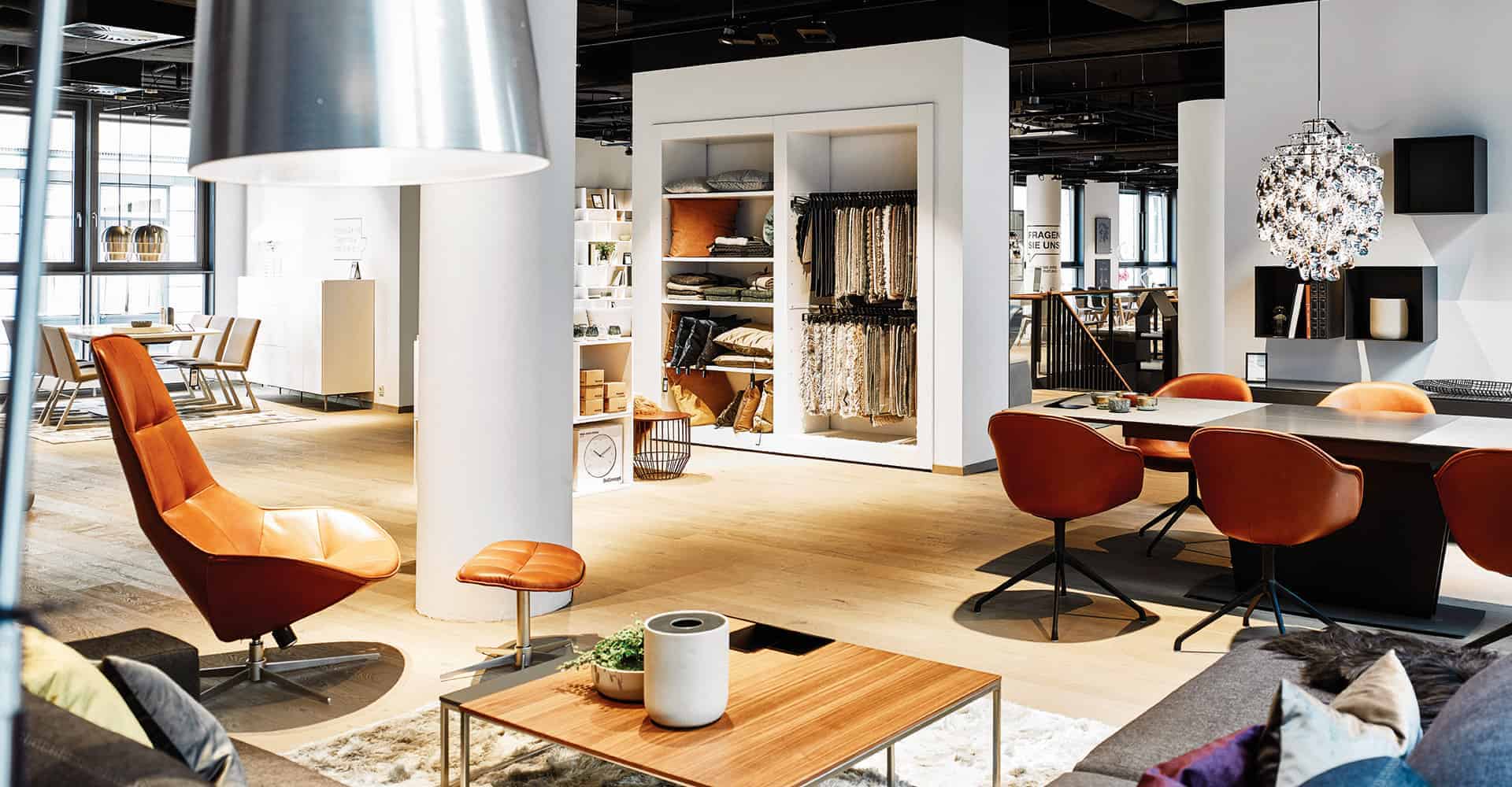 BOCONCEPT STORE DRESDEN | MODERNER INNENAUSBAU FÜR DESIGNERMÖBEL | Innenausbau auf über 2 Etagen in bester Lage am Dresdner Altmarkt nach Vorlage des Corporate Design von BoConcept. Wir hatten nur 10 Wochen Zeit um insgesamt 725 m² Ladengschäft in der Dresdner Innenstadt umzubauen. Die bestehende Gewerbefläche wurde dabei, samt Rolltreppe, zurück gebaut um einen besonderen Rahmen für dänische Designermöbel zu schaffen. Die eigentlich unsichtbare Infrastruktur von Elektro, Lüftung, Sanitär und Klima wurde nun sichtbar in der Decke inszeniert. Eine freitragende Stahltreppe wurde neu integriert.