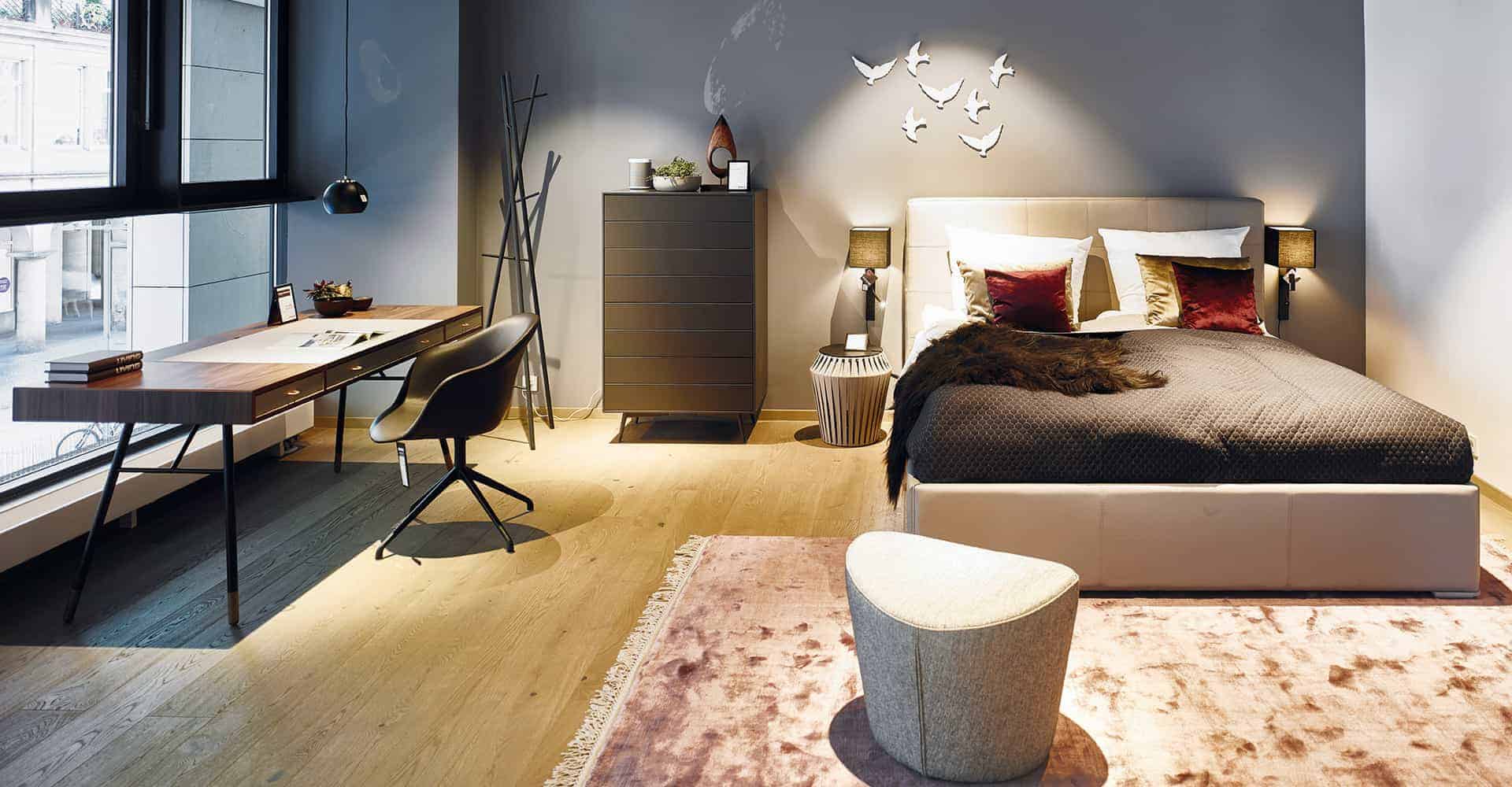 BOCONCEPT STORE DRESDEN | MODERNER INNENAUSBAU FÜR DESIGNERMÖBEL | Innenausbau auf über 2 Etagen in bester Lage am Dresdner Altmarkt nach Vorlage des Corporate Design von BoConcept. Wir hatten nur 10 Wochen Zeit um insgesamt 725 m² Ladengschäft in der Dresdner Innenstadt umzubauen. Die bestehende Gewerbefläche wurde dabei, samt Rolltreppe, zurück gebaut um einen besonderen Rahmen für dänische Designermöbel zu schaffen. Die eigentlich unsichtbare Infrastruktur von Elektro, Lüftung, Sanitär und Klima wurde nun sichtbar in der Decke inszeniert. Eine freitragende Stahltreppe wurde neu integriert.