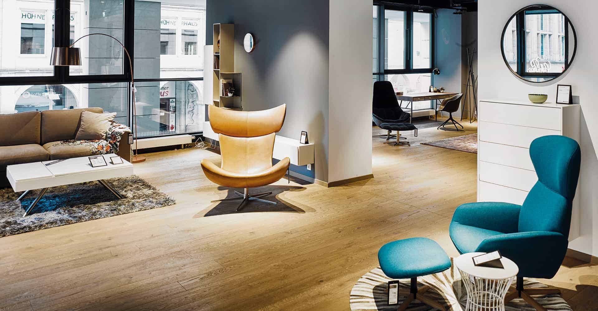 BOCONCEPT STORE DRESDEN | MODERNER INNENAUSBAU FÜR DESIGNERMÖBEL | Innenausbau auf über 2 Etagen in bester Lage am Dresdner Altmarkt nach Vorlage des Corporate Design von BoConcept. Wir hatten nur 10 Wochen Zeit um insgesamt 725 m² Ladengschäft in der Dresdner Innenstadt umzubauen. Die bestehende Gewerbefläche wurde dabei, samt Rolltreppe, zurück gebaut um einen besonderen Rahmen für dänische Designermöbel zu schaffen. Die eigentlich unsichtbare Infrastruktur von Elektro, Lüftung, Sanitär und Klima wurde nun sichtbar in der Decke inszeniert. Eine freitragende Stahltreppe wurde neu integriert.