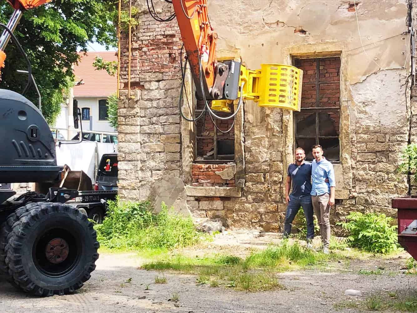 KADUR GRUPPE Es geht wieder los. Nach einem sehr erfolgreichen Hochbauprojekt „Parkquartiere Altfranken“ (http://www.parkquartiere-altfranken.de), starten wir das nächste KADUR-Gruppen-Projekt. Auf der Löbtauer Straße 66 entsteht ein neues Gewerbe-Objekt mit 5.500 qm Fläche für unser schönes Dresden. Wir werden ein Hight-Tec-Bürogebäude mit ökologischem Grundgedanken und zeitgemäßer Architektur erschaffen. Bevor wir jedoch etwas Neues beginnen, muss das alte Haus erst einmal abgerissen werden. Wir haben uns dafür entschieden, die Originalbaustoffe des alten Ball- und Konzert-Etablissement Gambrinus zu recyceln und die Materialien für den Neubau wieder zu verwenden. … mehr dazu in den nächsten Monaten - seid gespannt.