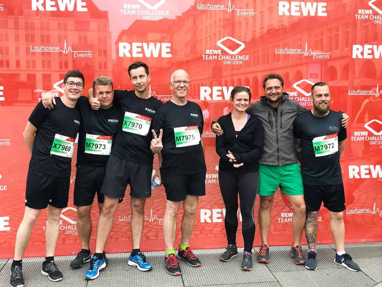 Beim 10-jährigen Jubiläum der REWE Team Challenge Dresden haben wir uns mit zwei Teams richtig ins Zeug gelegt. Gewinner des 1. Teams war Robin Meisel, einer unserer Auszubildenden, mit einer Bestzeit von 0:19:30 h und Gewinner des 2. Teams war Peter Kadur, unser lieber Chef, mit einer Bestzeit von 0:29:22 h. Insgesamt sind rund 20.000 Menschen auf der 5 km langen Strecke mitgelaufen.