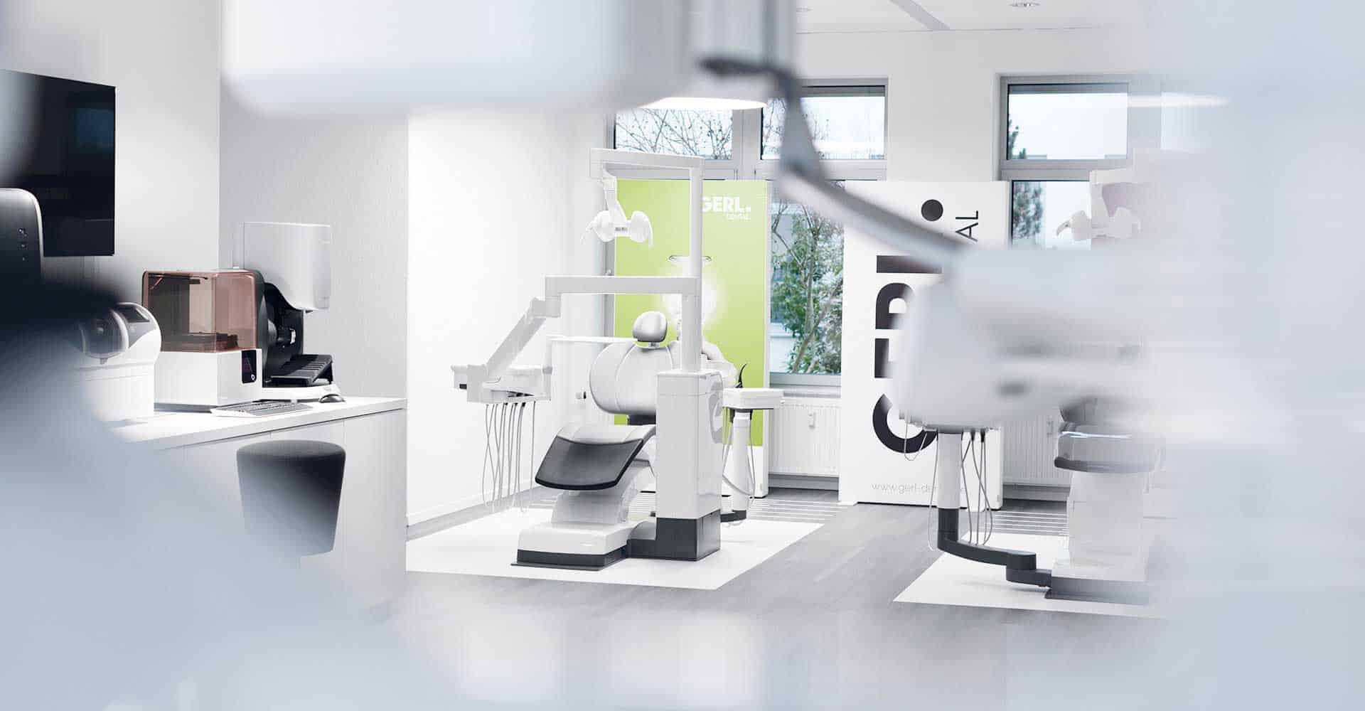 GERL. Dental, Showroom, Umgestaltung, Ladenbau, Dresden, Zahnaerzte, Zaehne, Aerzte, Smilewand, Architektur, Maler, Boden, Marketing, Besprechungsraum, Innenausbau, 200 qm