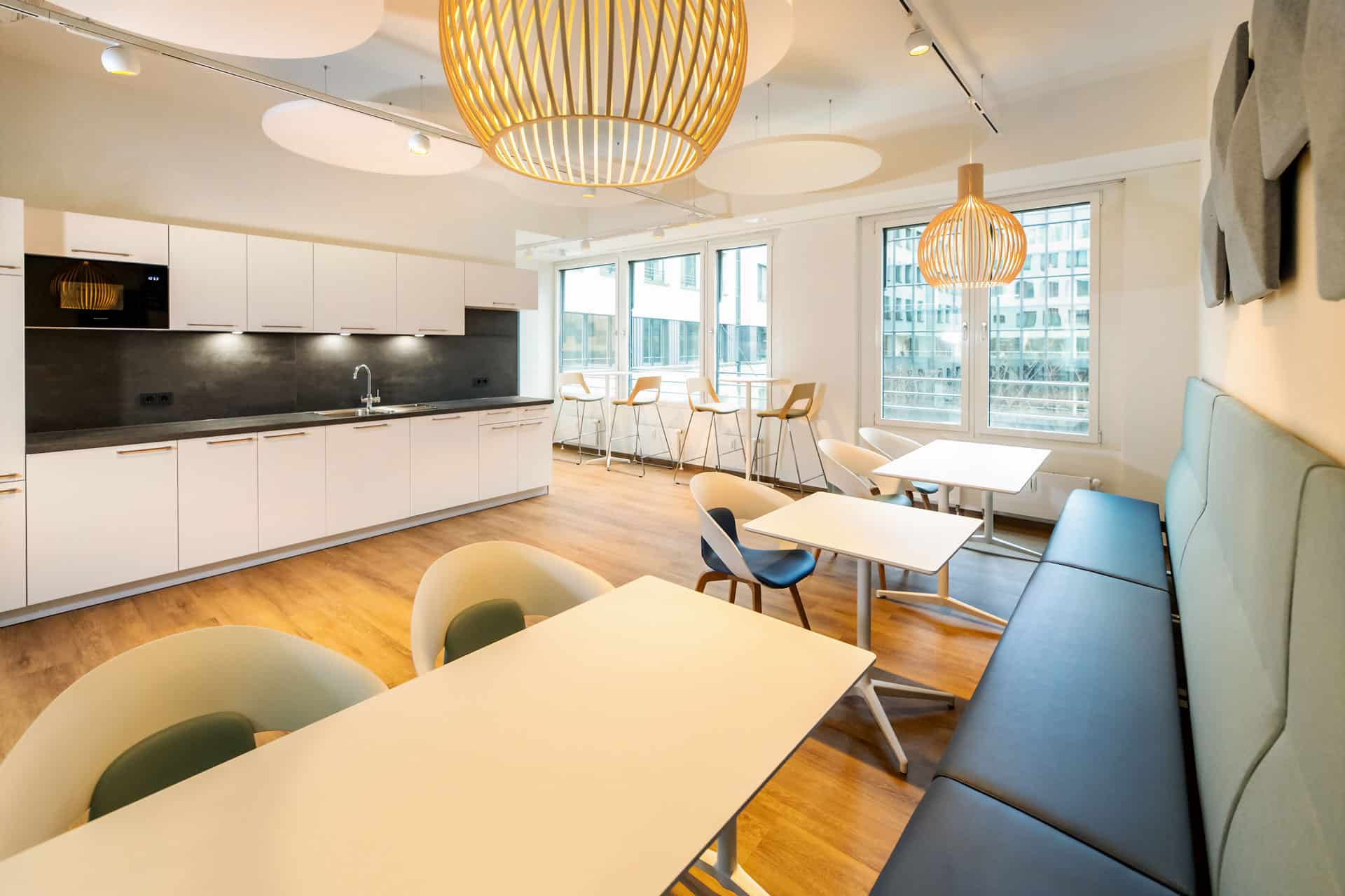 Kadur-Referenz-WTC-DNV-114-1_1920 KADUR Gruppe Büroausbau DNV im WTC Dresden Pausenraum Küche