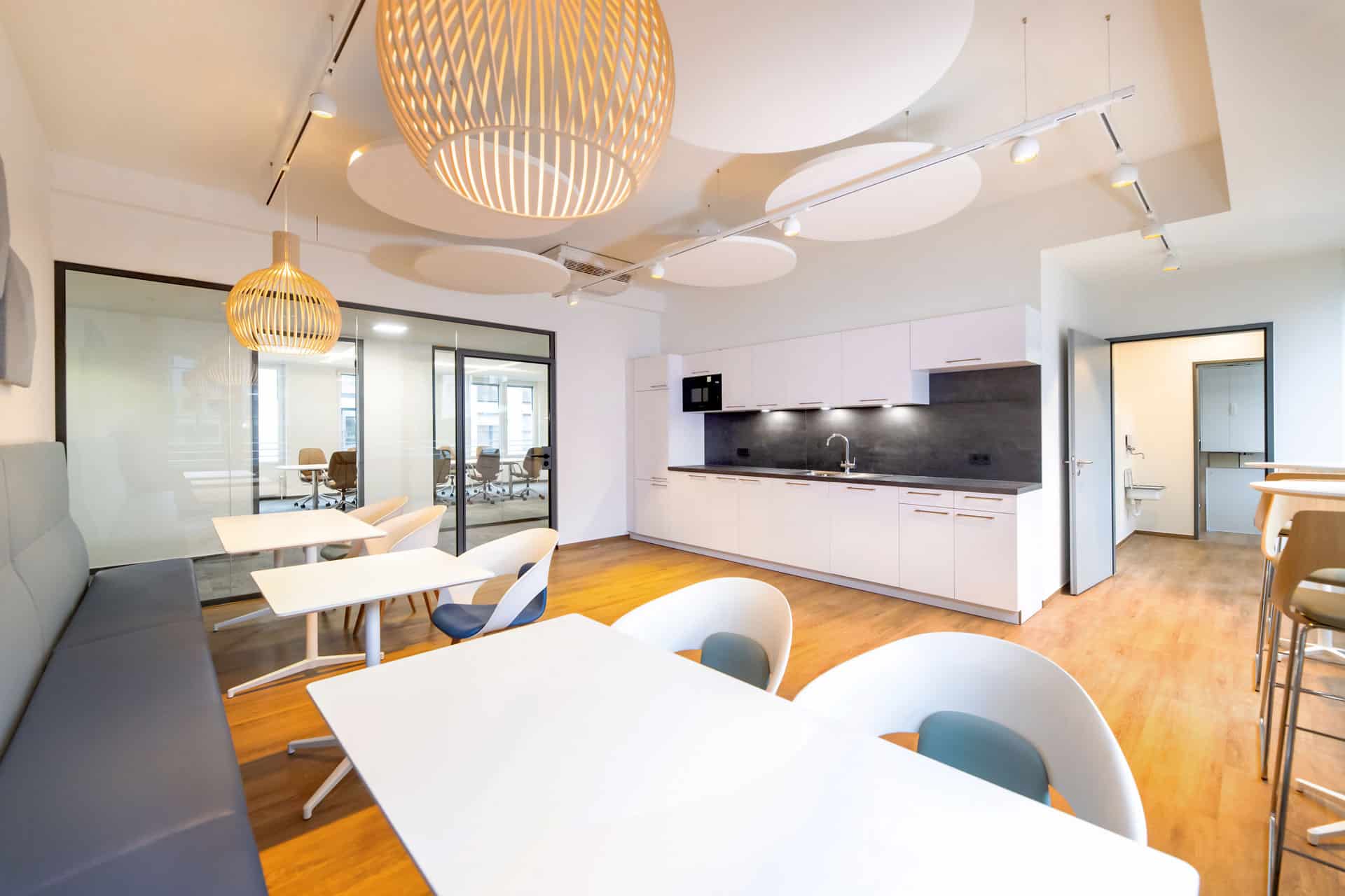 Kadur-Referenz-WTC-DNV-126-1_1920 KADUR Gruppe Büroausbau DNV im WTC Dresden Pausenraum Küche